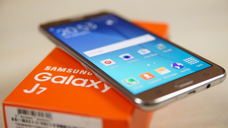 هاتف Samsung Galaxy J7 نسخة 2015 سوف يحصل علي تحديث اندرويد نوجا الاصدار 7.0